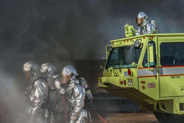 us-marine-aircraft-rescue-firefighters-with-marine-e49261